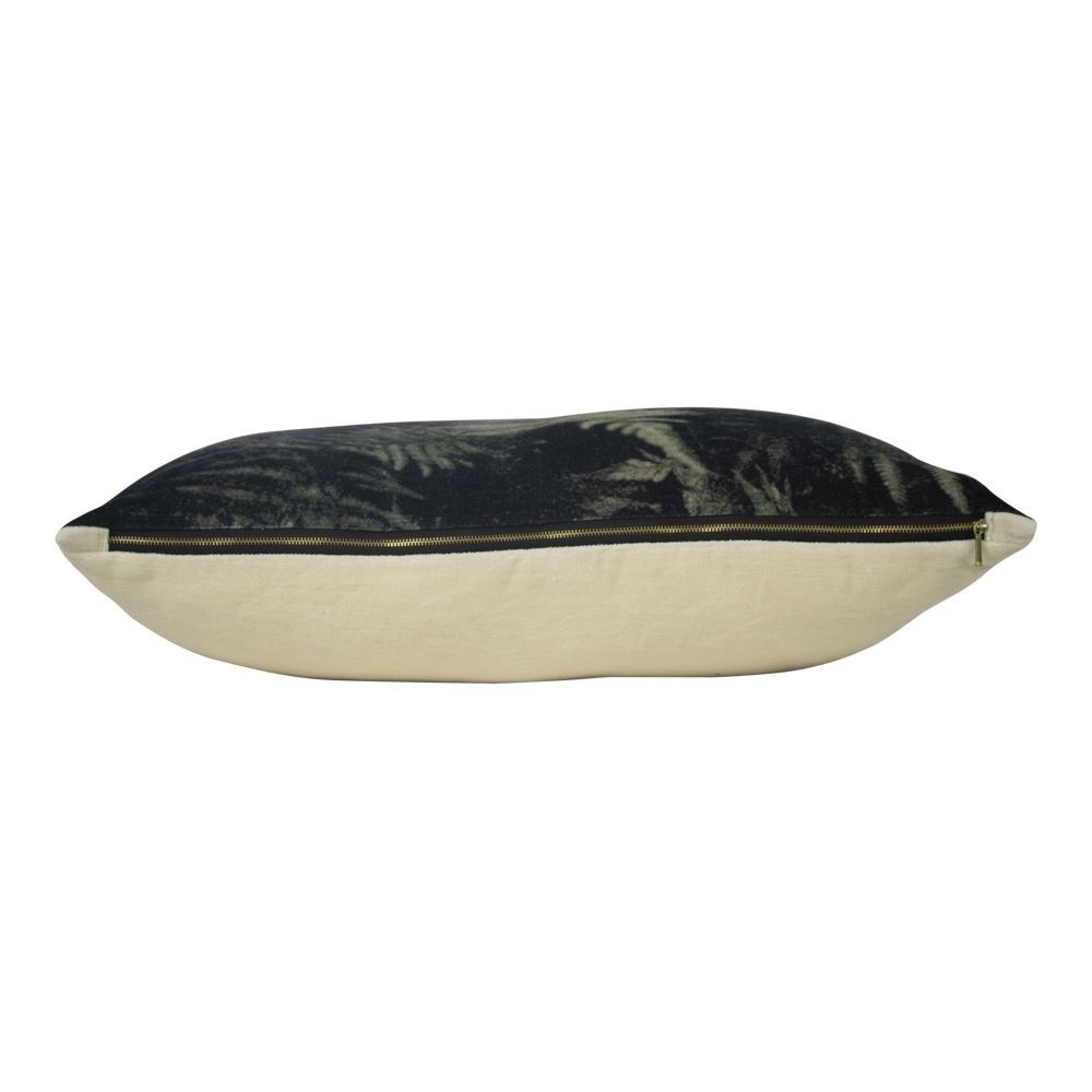 Velký sametový polštář Jungle listy - 40*60*15cm Mars & More Velký sametový polštář Jungle listy - 40*60*15cm Mars & More