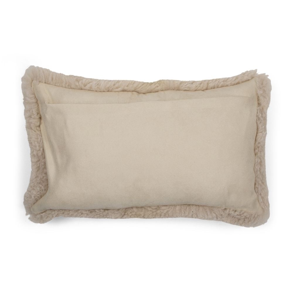 Bílo béžový podlouhlý polštář z ovčí kůže - 50*30*15cm Mars & More Bílo béžový podlouhlý polštář z ovčí kůže - 50*30*15cm Mars & More
