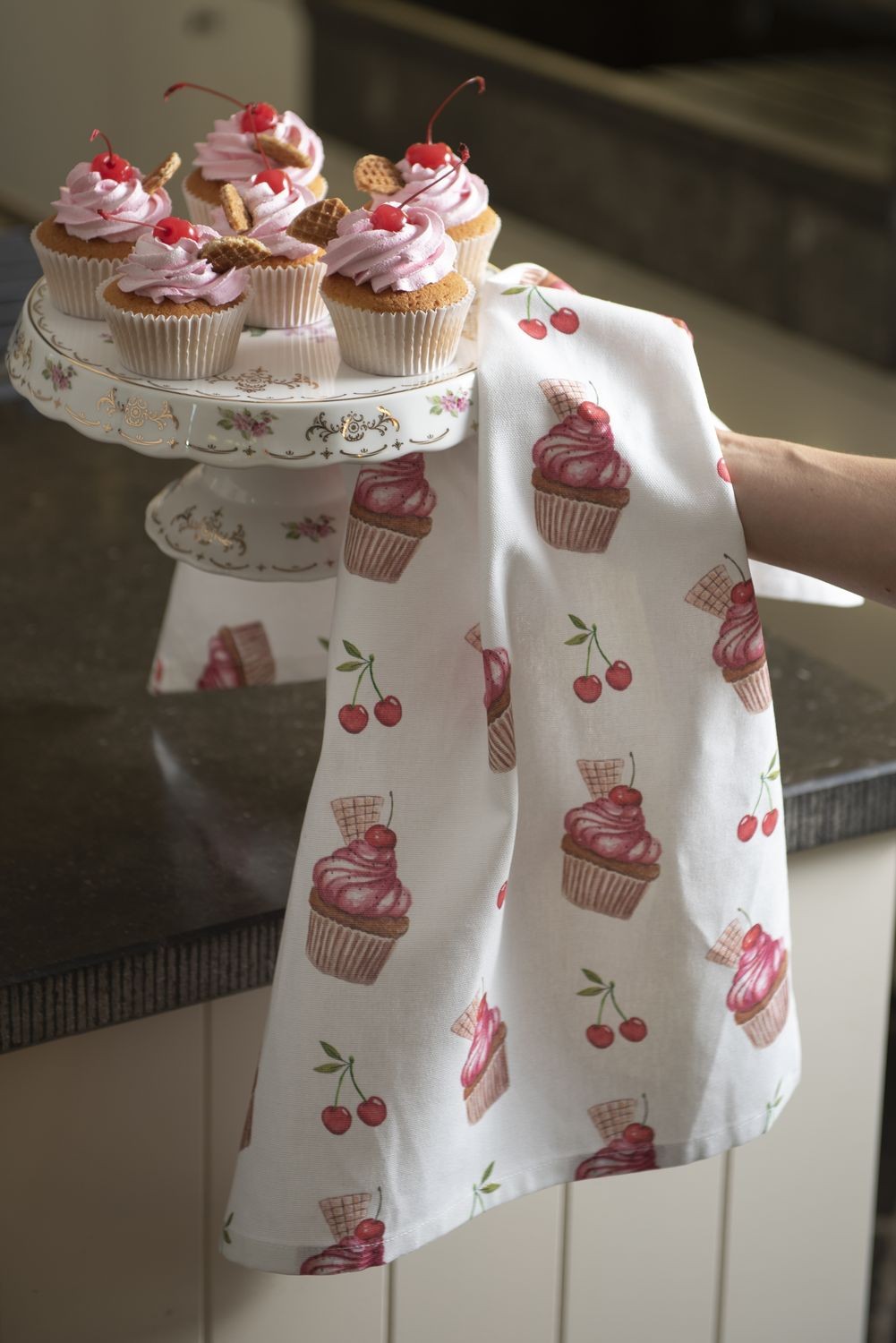 Kuchyňská zástěra z bavlny Cherry Cupcake - 70*85 cm Clayre & Eef Kuchyňská zástěra z bavlny Cherry Cupcake - 70*85 cm Clayre & Eef