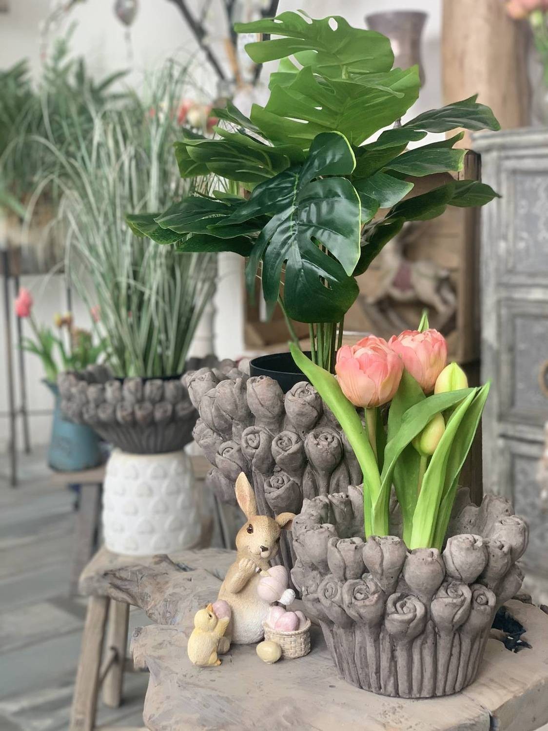 Květináč s dekoracemi růží Rhode – Ø 23*21 cm Clayre & Eef Květináč s dekoracemi růží Rhode – Ø 23*21 cm Clayre & Eef