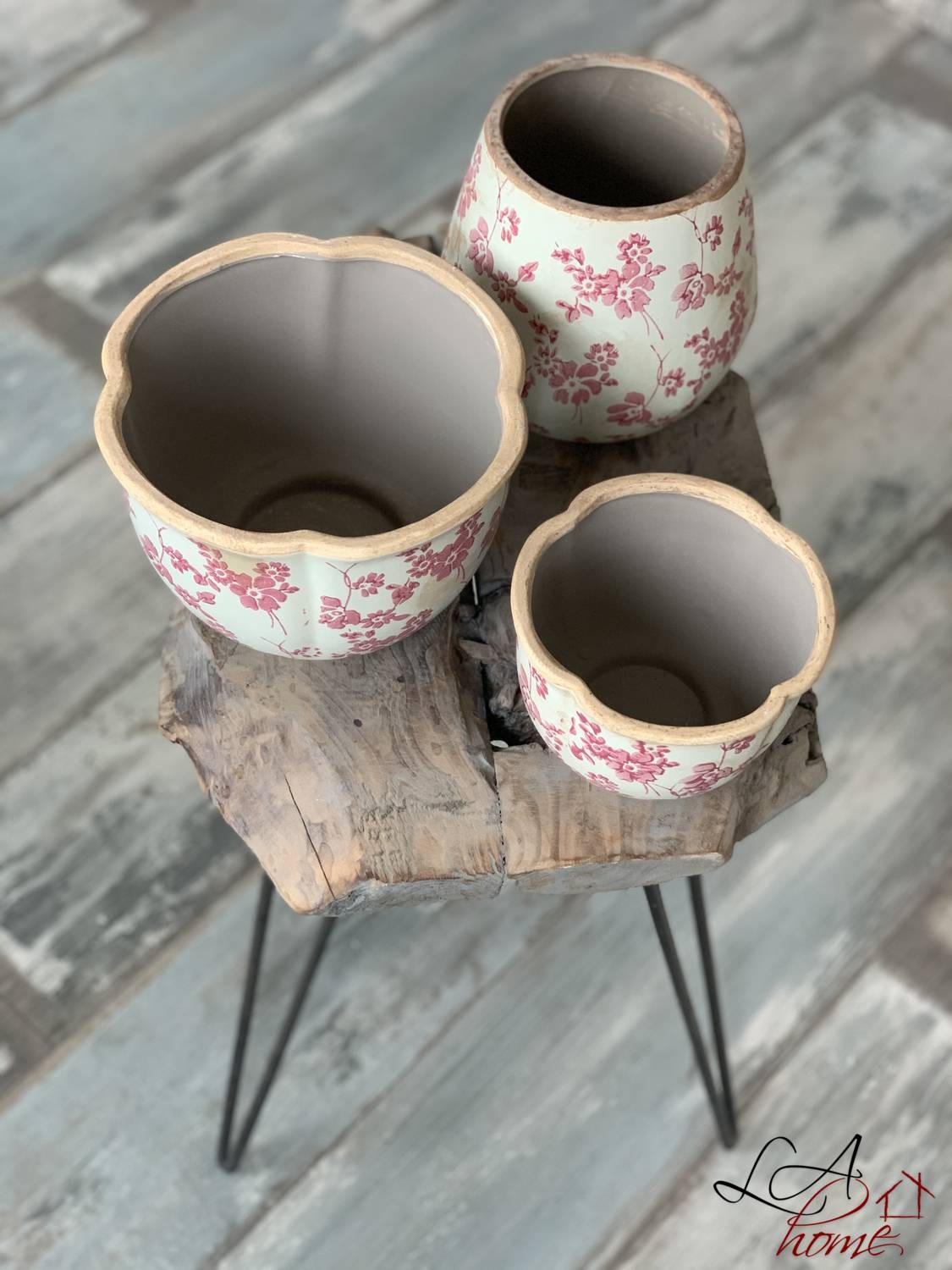 Retro obal na květináč s růžovými květy Mali - Ø17*18 cm Clayre & Eef Retro obal na květináč s růžovými květy Mali - Ø17*18 cm Clayre & Eef