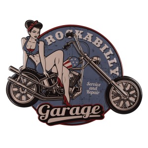 Nástěnná kovová cedule Garage se slečnou v pin-up stylu - 46*60 cm