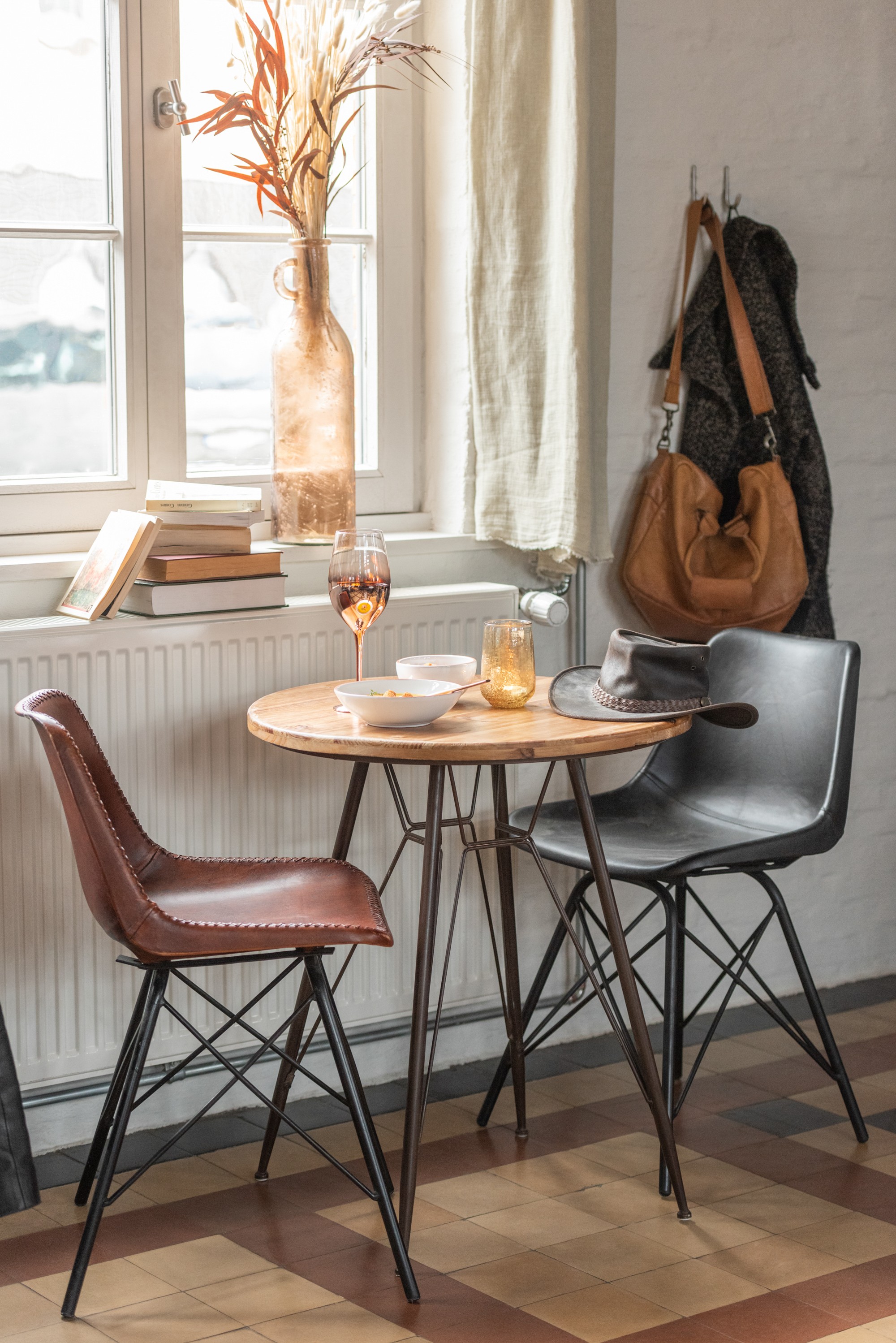 Dřevěný kovový stolek Bistro - Ø 64,5 * 75,5cm J-Line by Jolipa Dřevěný kovový stolek Bistro - Ø 64,5 * 75,5cm J-Line by Jolipa