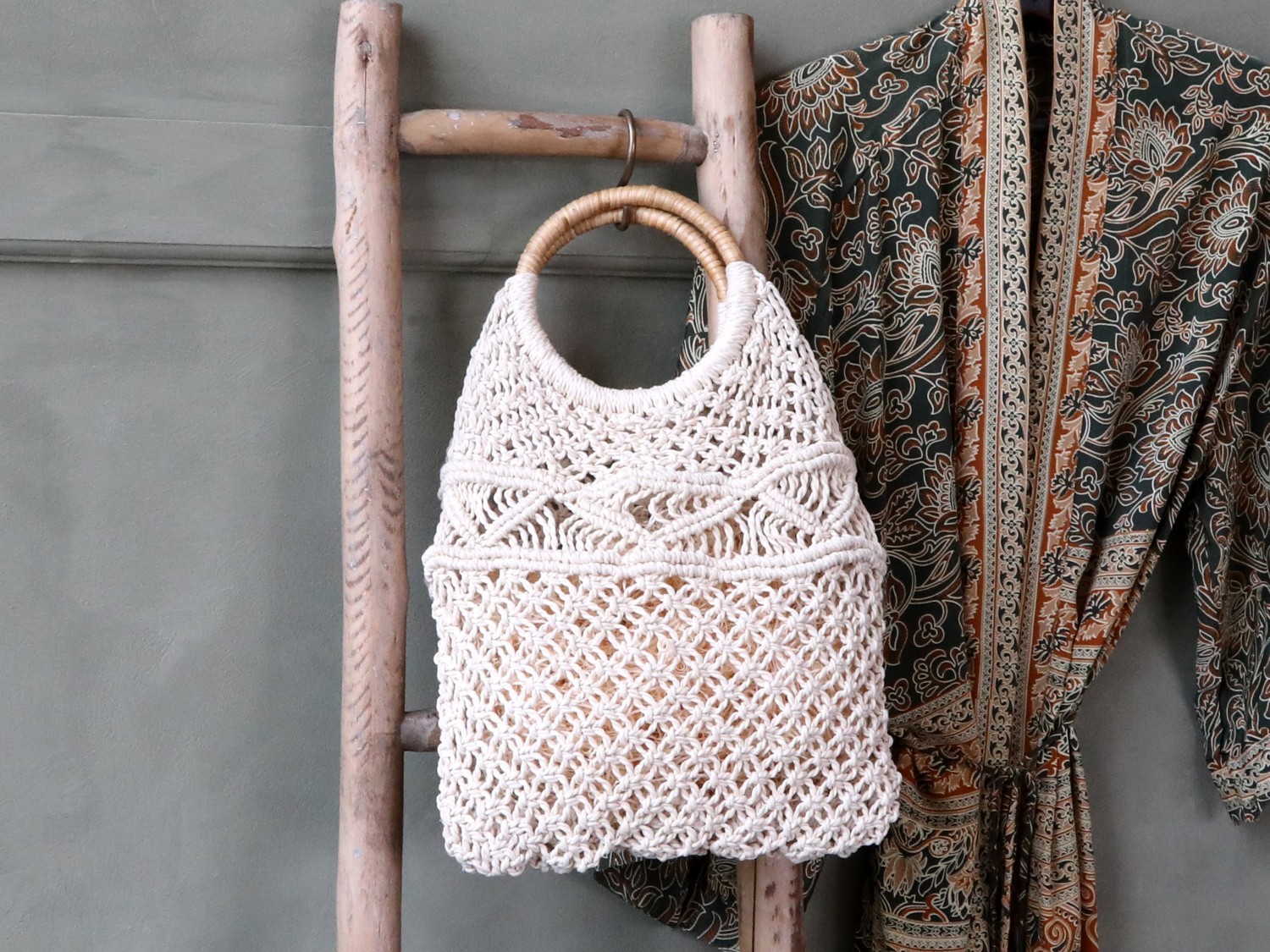 Drhaná síťovaná taška s ratanovou rukojetí Mesh - 38*43 cm Chic Antique Drhaná síťovaná taška s ratanovou rukojetí Mesh - 38*43 cm Chic Antique