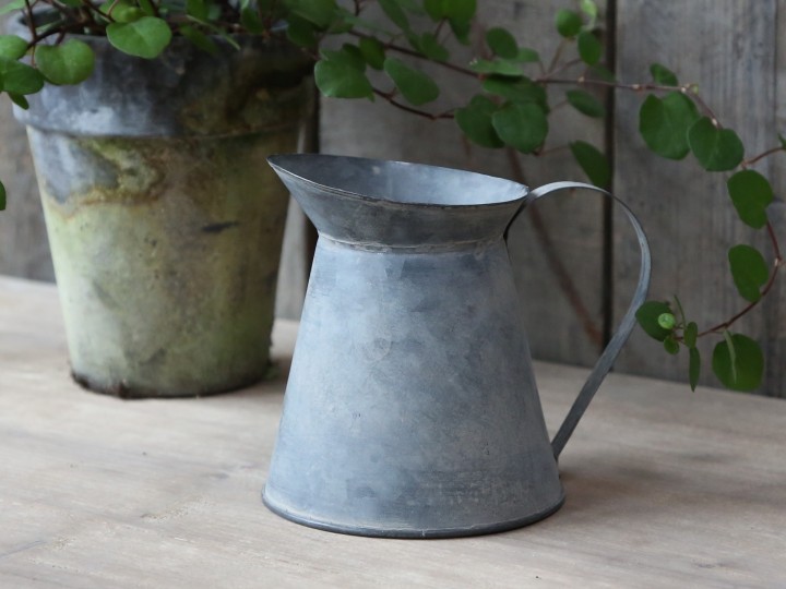 Dekorační plechový retro džbánek Jougy - Ø 12*13 cm Chic Antique Dekorační plechový retro džbánek Jougy - Ø 12*13 cm Chic Antique