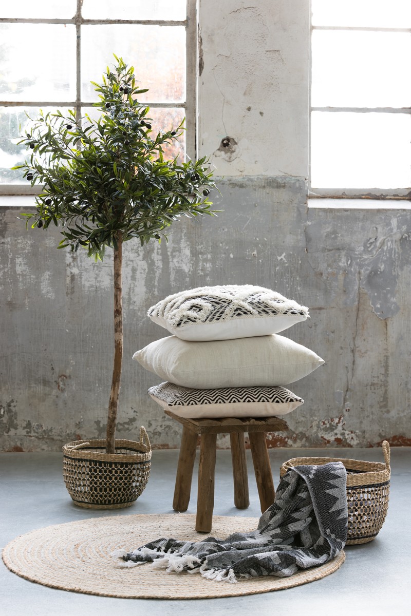 Bílo-černý polštář Udim s ornamenty a třásněmi - 45*45 cm Light & Living Bílo-černý polštář Udim s ornamenty a třásněmi - 45*45 cm Light & Living