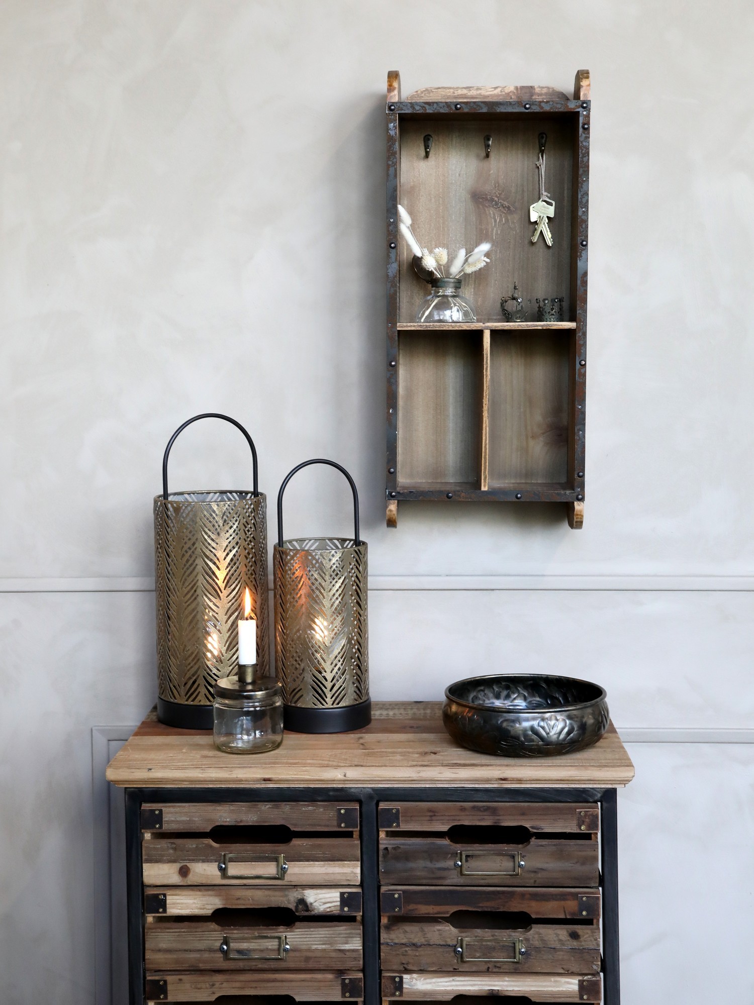 Hnědá dřevěná retro nástěnná skříňka na klíče - 26*12*60cm Chic Antique Hnědá dřevěná retro nástěnná skříňka na klíče - 26*12*60cm Chic Antique