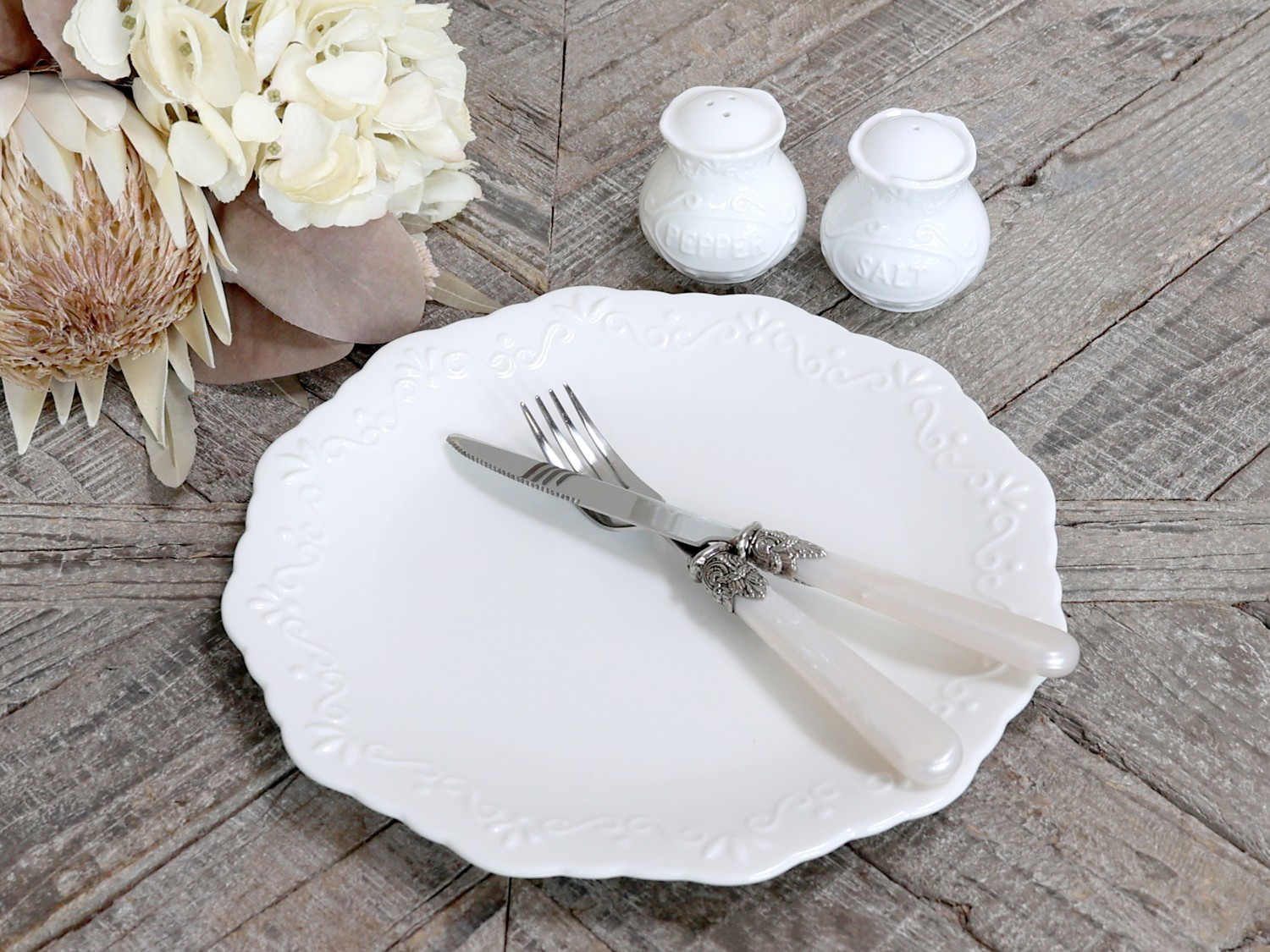 Porcelánový jídelní talíř s krajkou Provence lace - Ø 27cm Chic Antique Porcelánový jídelní talíř s krajkou Provence lace - Ø 27cm Chic Antique