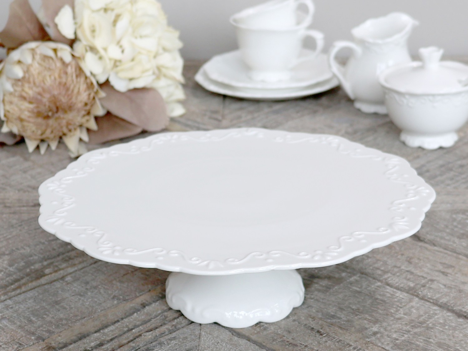 Porcelánový podnos na dort s krajkou Provence lace - Ø 28*9cm Chic Antique Porcelánový podnos na dort s krajkou Provence lace - Ø 28*9cm Chic Antique