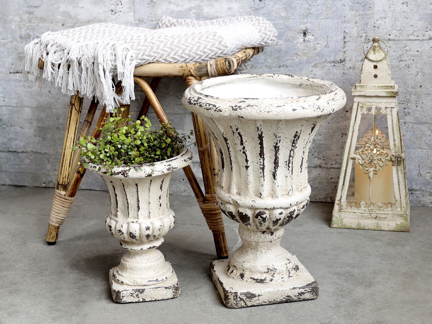 Krémový antik obal na květináč/ váza s patinou L - Ø 32*42cm Chic Antique Krémový antik obal na květináč/ váza s patinou L - Ø 32*42cm Chic Antique