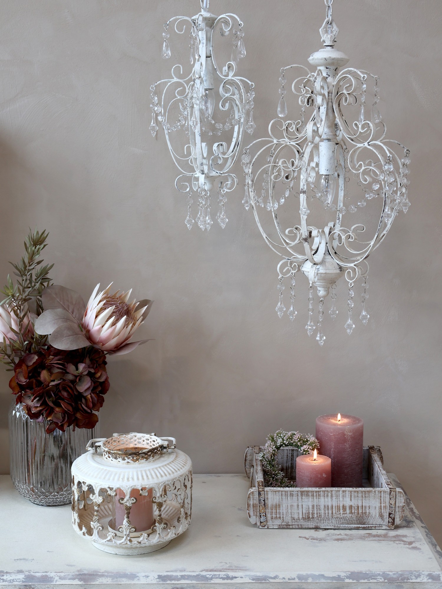 Bílý vintage ručně vyrobený lustr s kamínky Chandelié - 22*40cm/E14 Chic Antique Bílý vintage ručně vyrobený lustr s kamínky Chandelié - 22*40cm/E14 Chic Antique