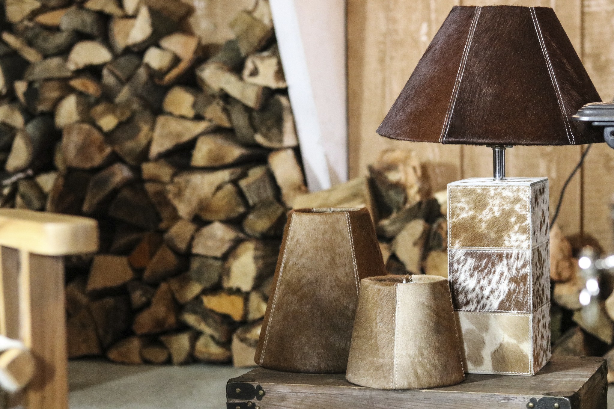 Základna lampy hranatá z hovězí kůže hnědá / bílá - 13,5*13,5*45cm/E27 Mars & More Základna lampy hranatá z hovězí kůže hnědá / bílá - 13,5*13,5*45cm/E27 Mars & More