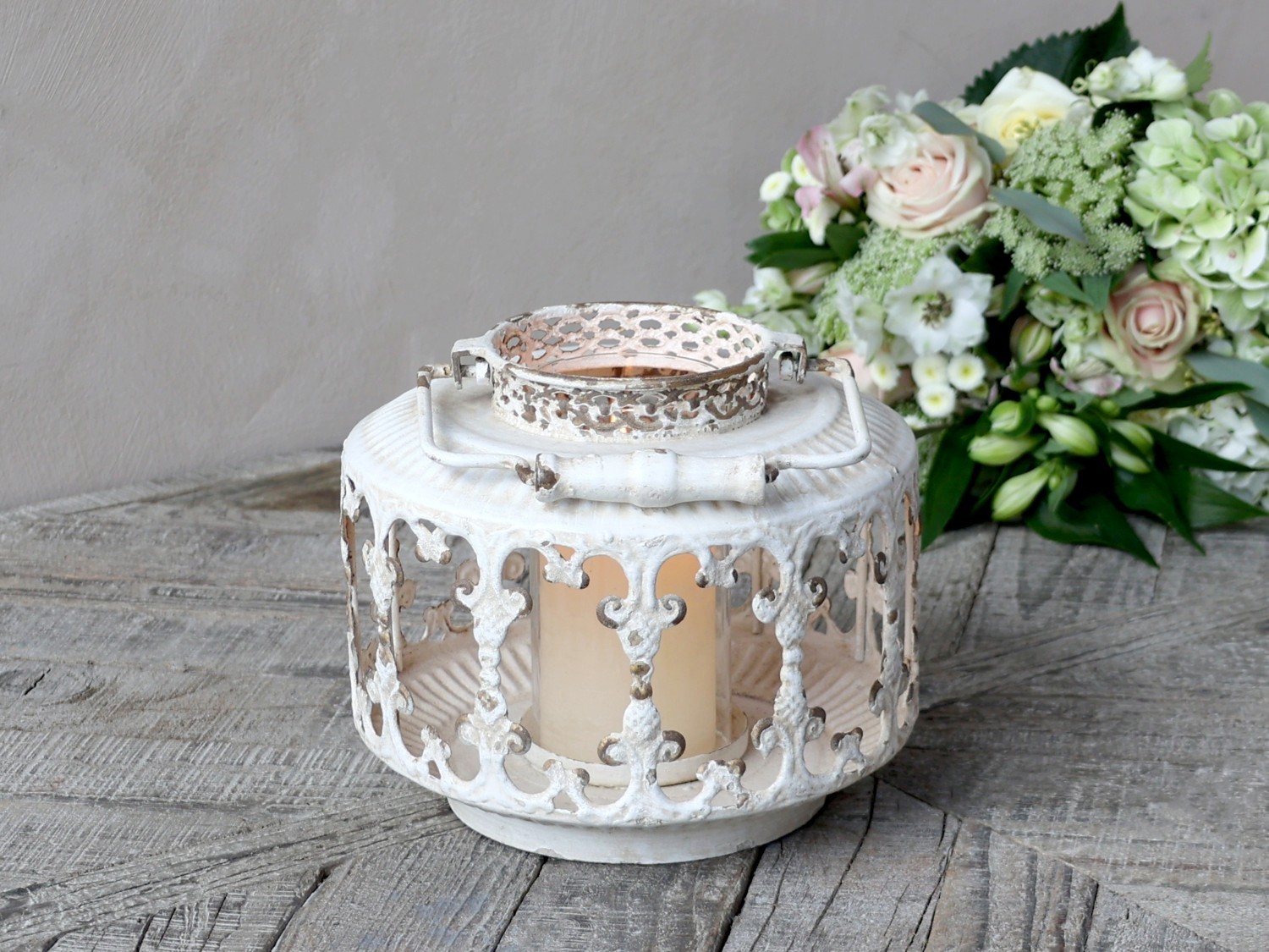 Krémová antik kovová lucerna Fleur-de-lis - Ø22 *20 cm Chic Antique Krémová antik kovová lucerna Fleur-de-lis - Ø22 *20 cm Chic Antique